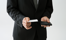 人物調査を行う探偵